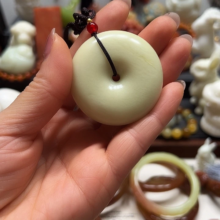 蛇纹石玉吊坠未镶嵌