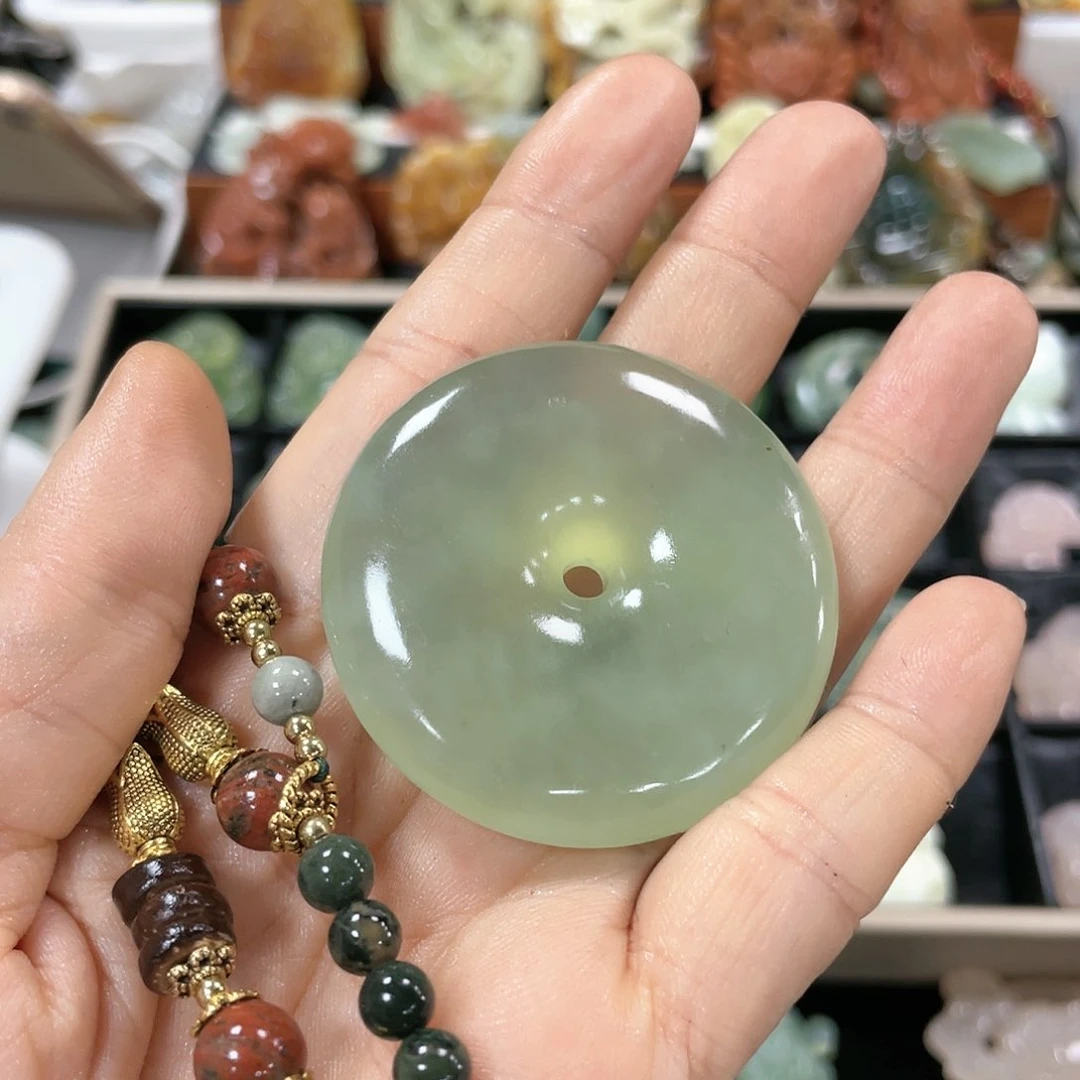 蛇纹石玉颈饰合金