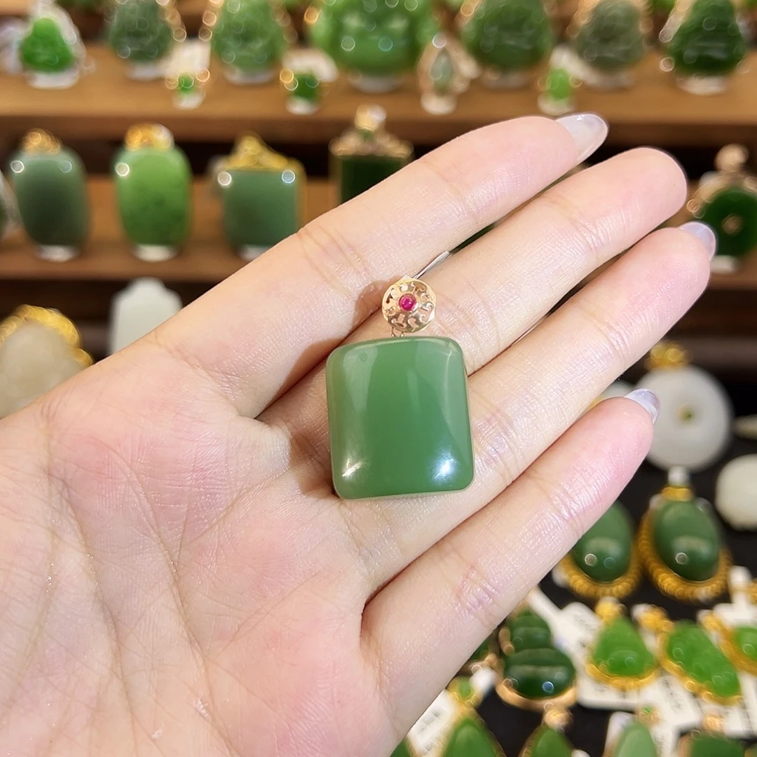 和田玉18K金镶嵌吊坠(不含链)粉青无事牌21mm