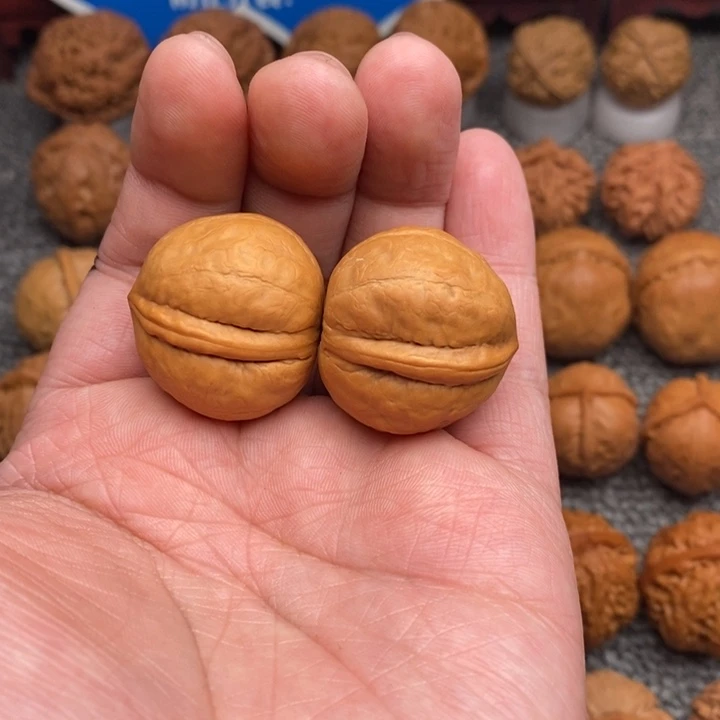 文玩核桃把件绿**头小海豚