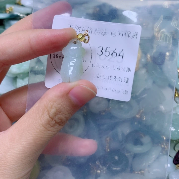 吊坠(不含链)未镶嵌翡翠