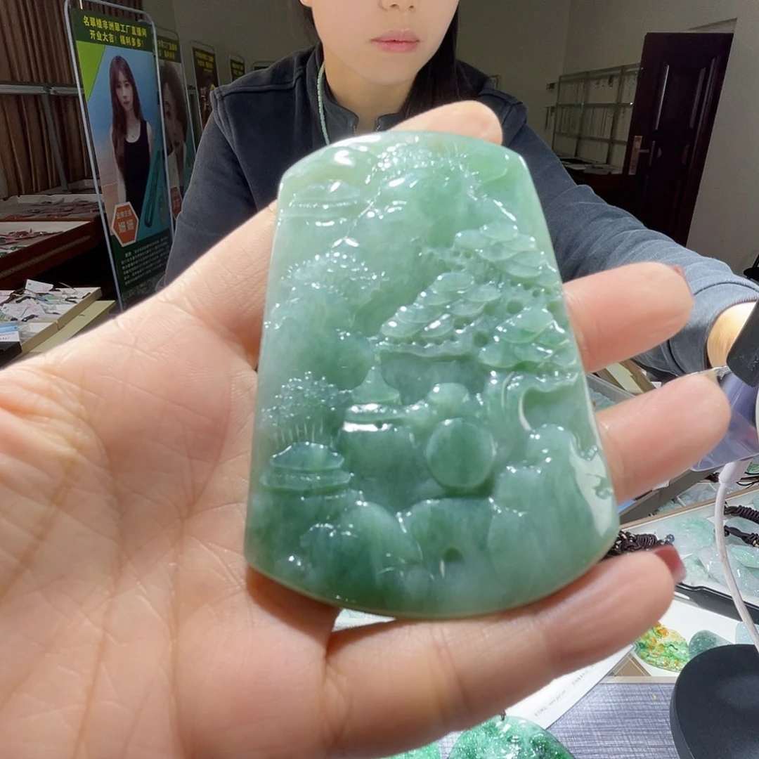 翡翠未镶嵌颈饰一个