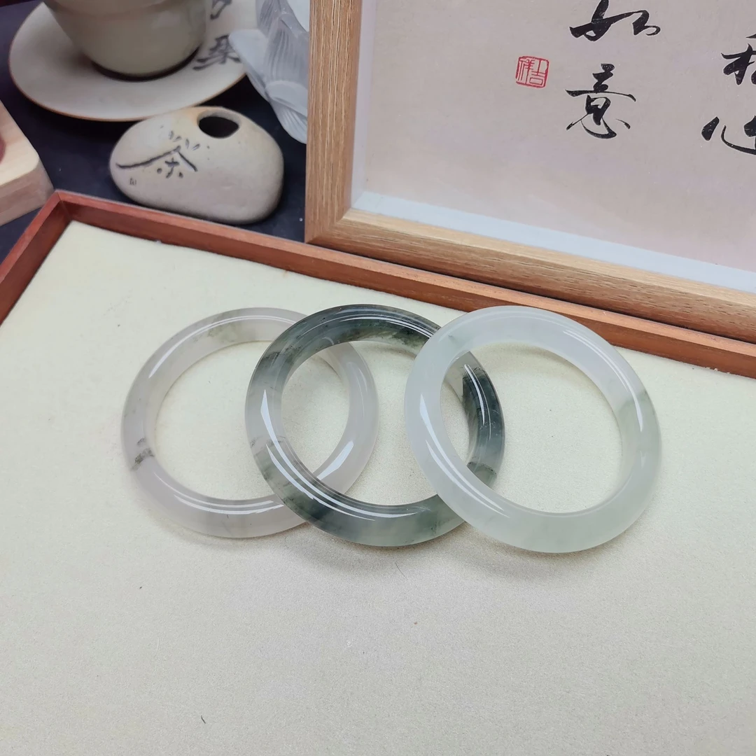 金丝玉贡翠手镯飘花冰透，多样性随机发一个