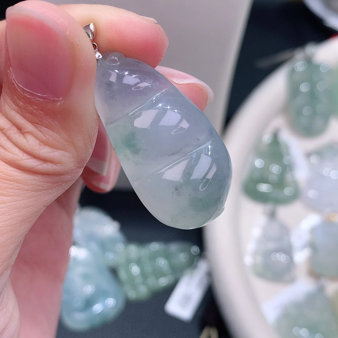 颈饰18K金镶嵌翡翠冰胶大胖豆