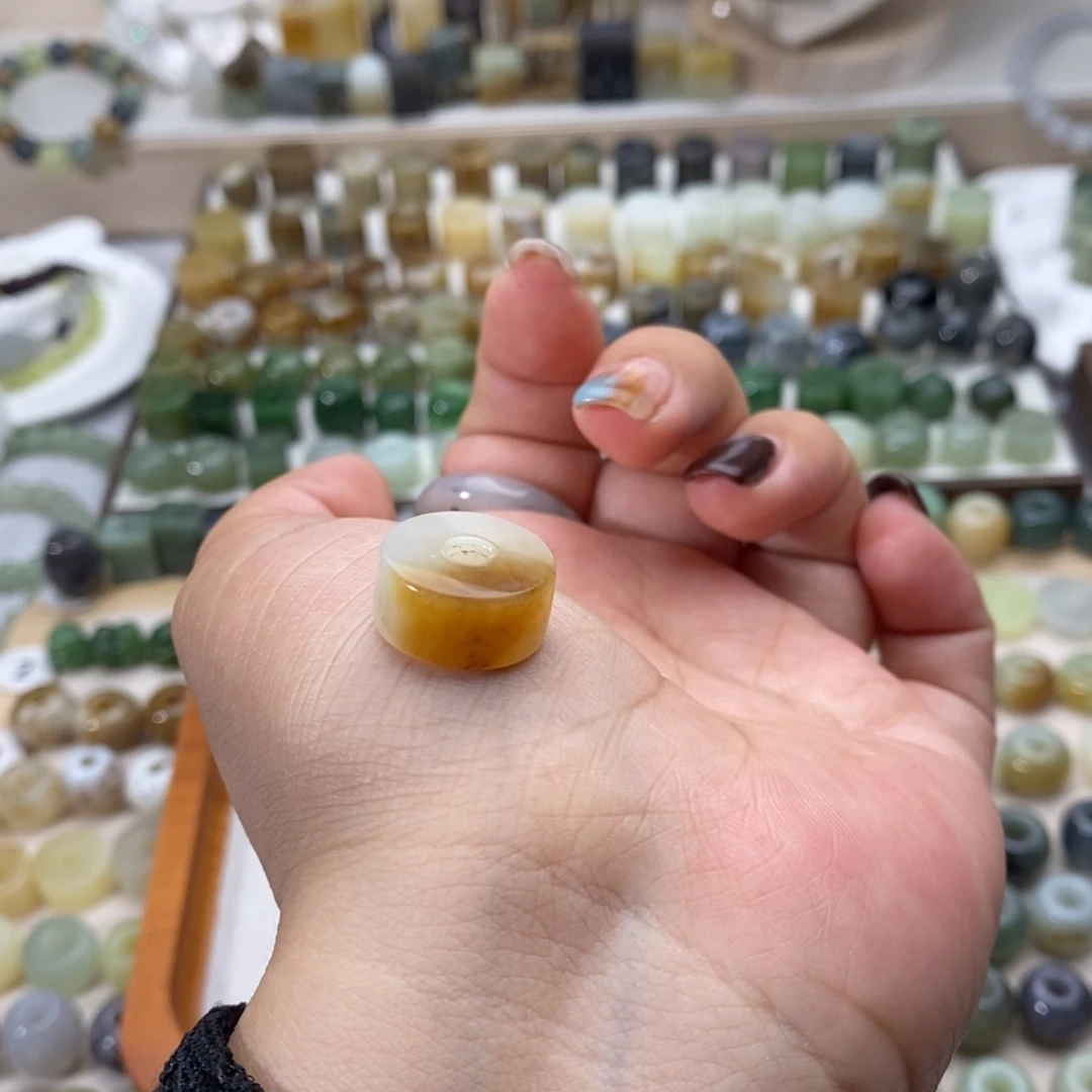 卖***喵和田玉未镶嵌颈饰买断不退换