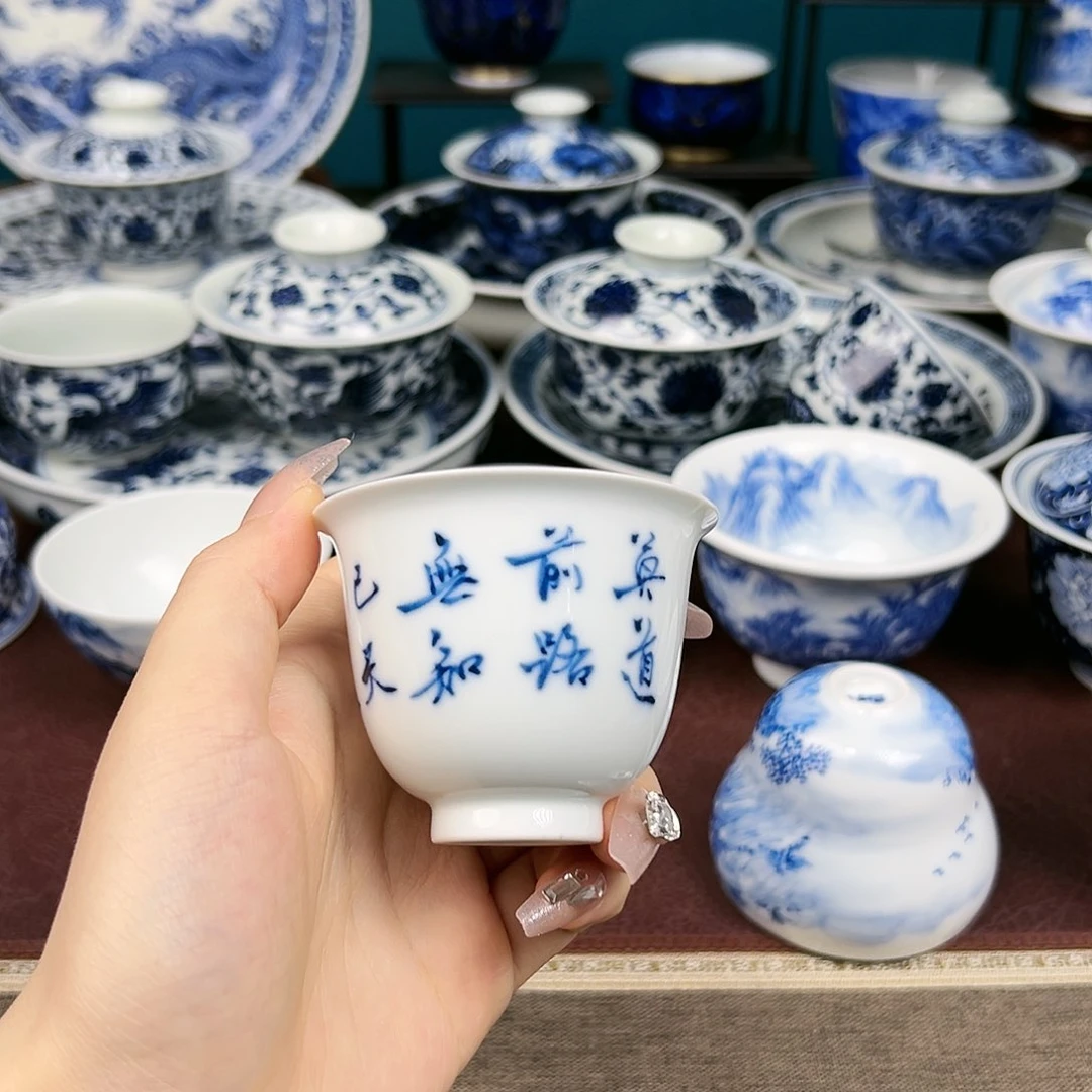 景德镇陶瓷杯。  景德镇