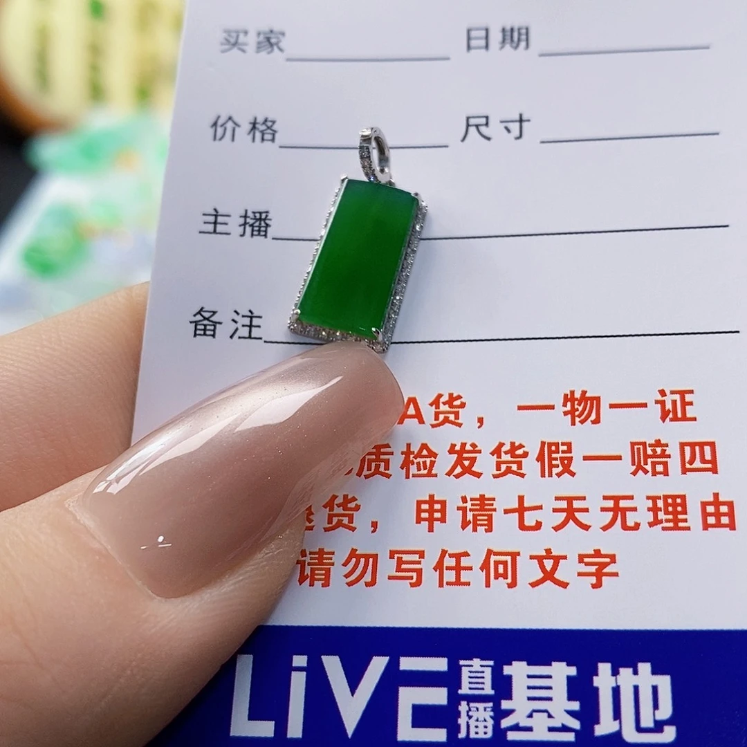 阳***孩翡翠18K金镶嵌颈饰翡翠