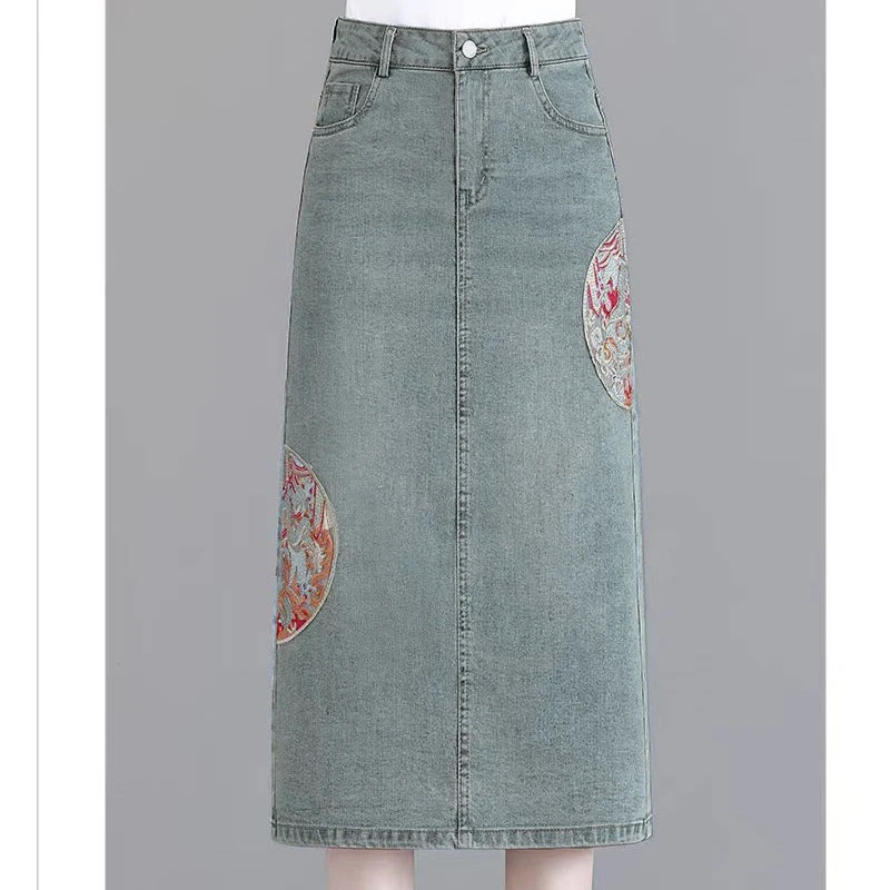 1503国风刺绣设计感牛仔半身裙女2024新款高腰后开叉显瘦中长裙