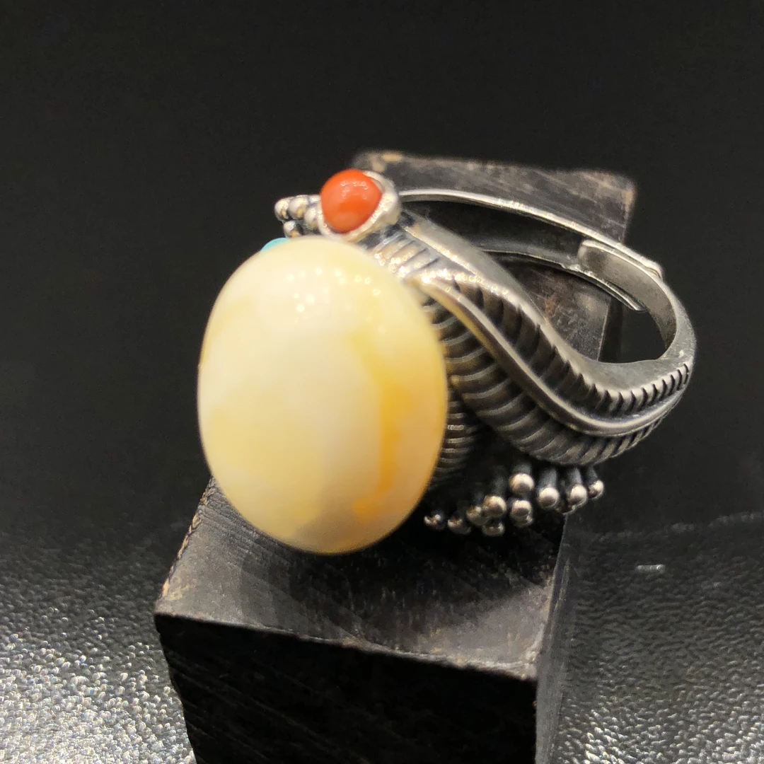 虎皮纹白蜜蜡戒指。