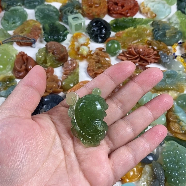 蛇纹石玉颈饰未镶嵌