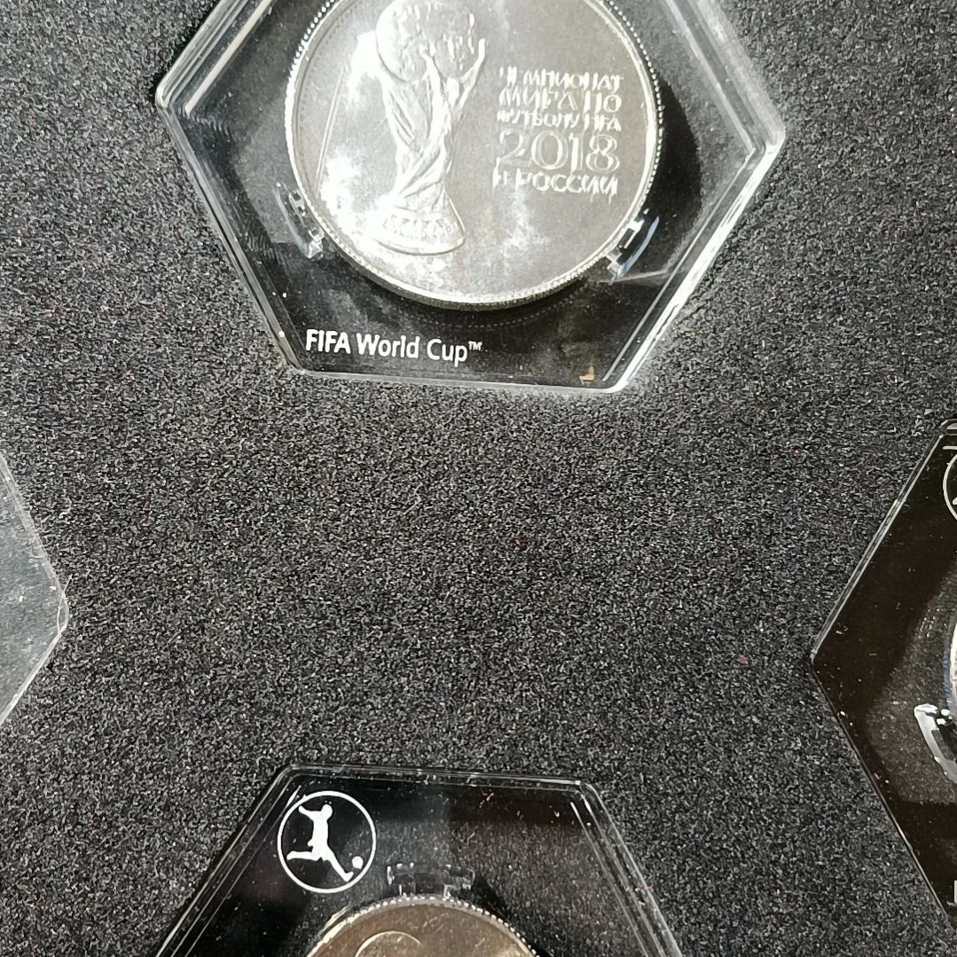 纯银2018年俄罗斯世界杯纪念银币一盎司+三枚普通金属币