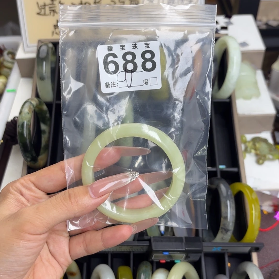 未镶嵌蛇纹石玉手镯抖**哇