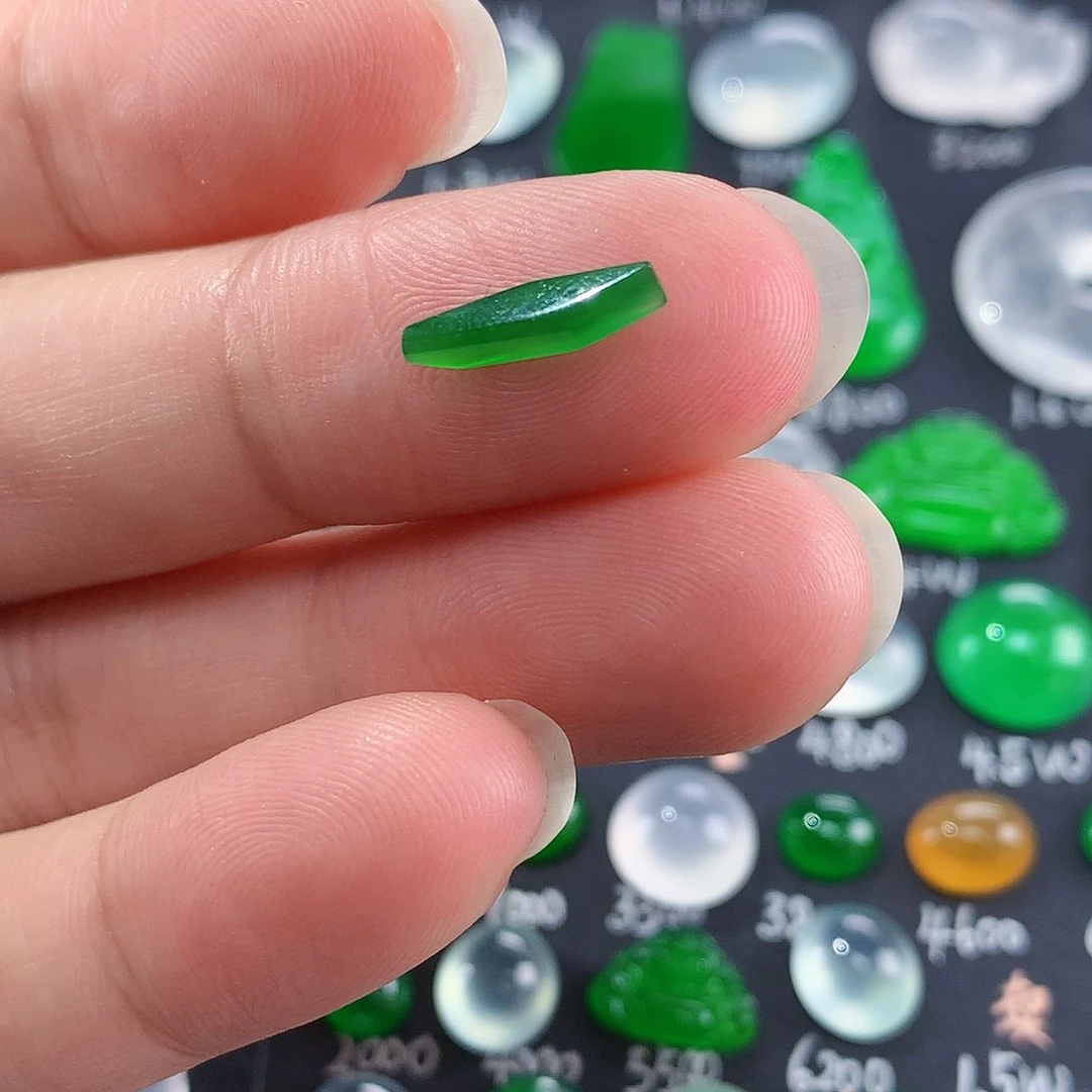 翡翠颈饰未镶嵌天然翡翠高冰切割