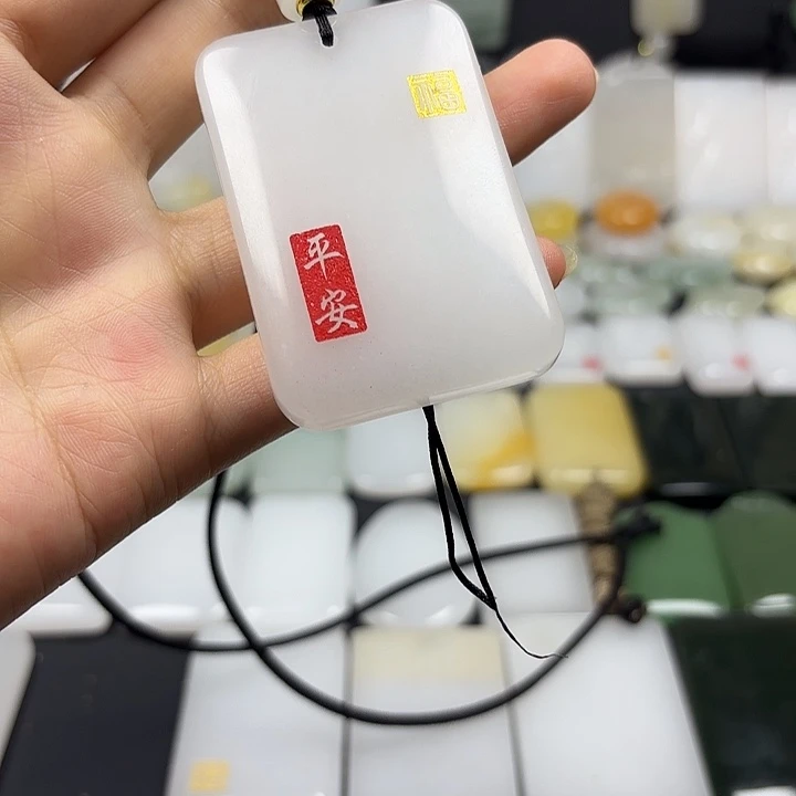 颈饰未镶嵌石英质玉