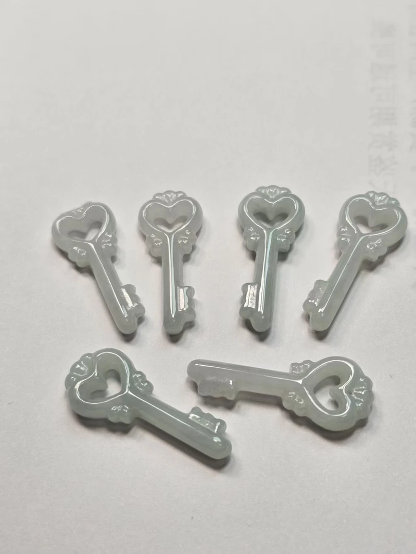 天然缅甸A货翡翠（钥匙）多样性发其一