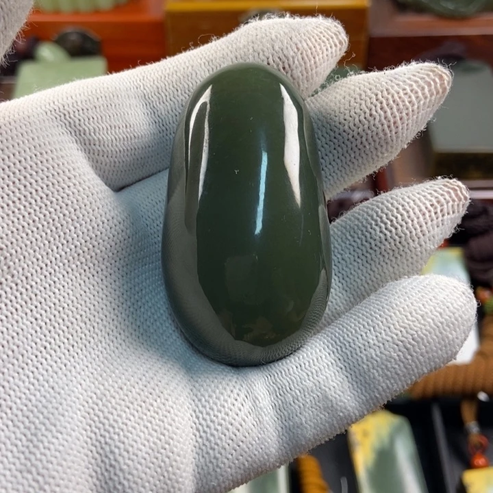 透闪石质玉未镶嵌把件弹**线