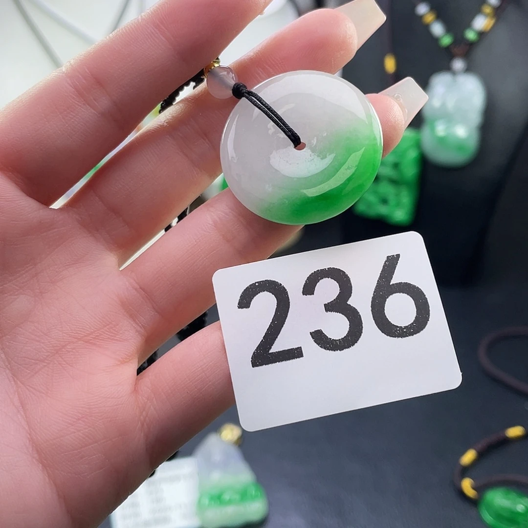 翡翠未镶嵌吊坠(赠链)