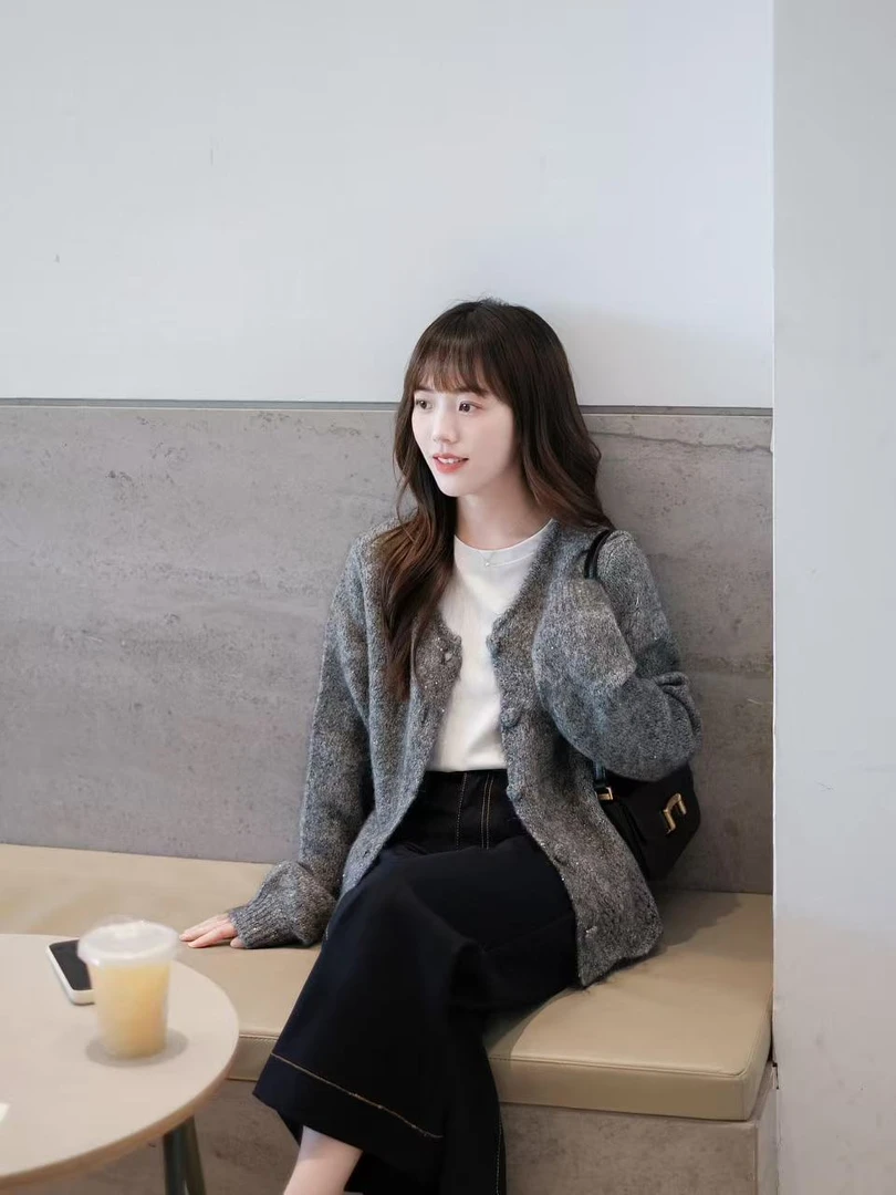 2025秋季新款灰色针织开衫女独特漂亮巨好看的小上衣百搭阔腿裤