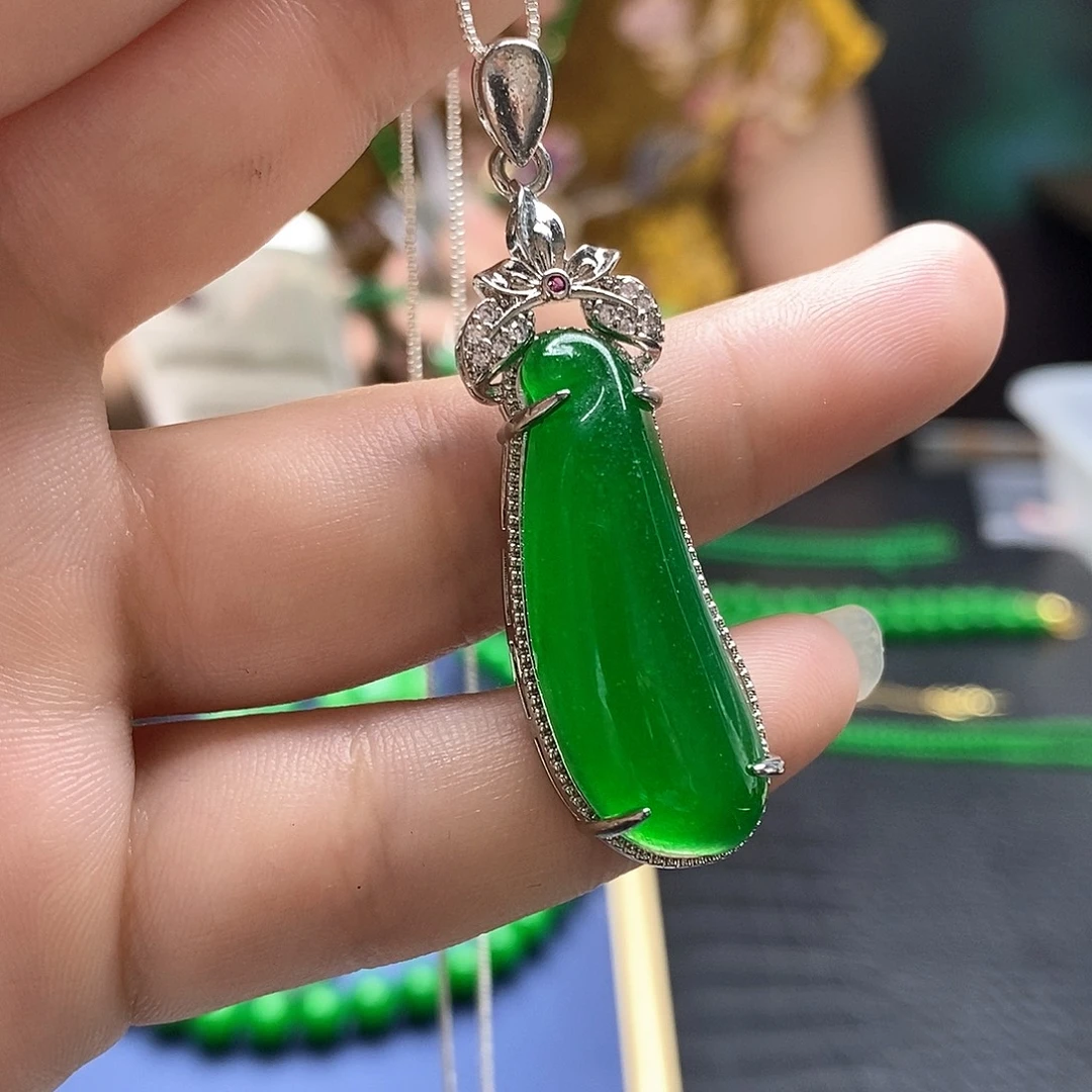 翡翠未镶嵌颈饰福瓜