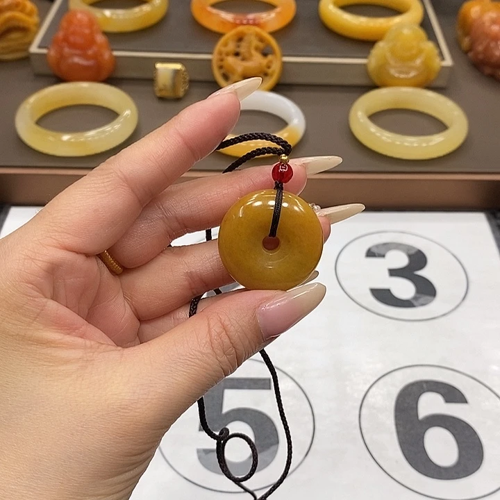 颈饰未镶嵌石英质玉