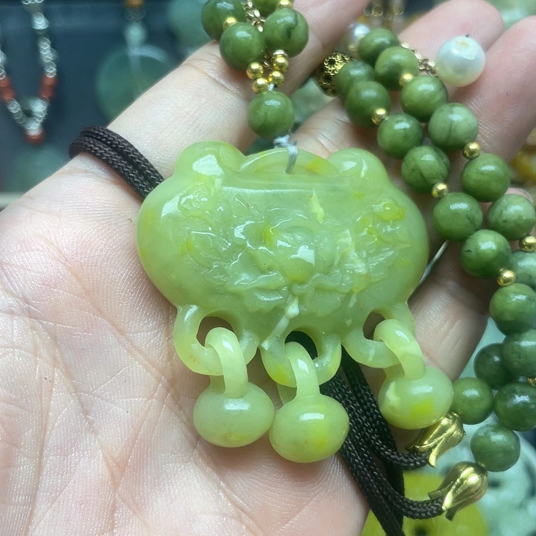 蛇纹石玉未镶嵌颈饰