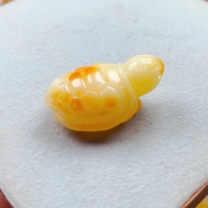 蜜蜡未镶嵌颈饰小龙龟