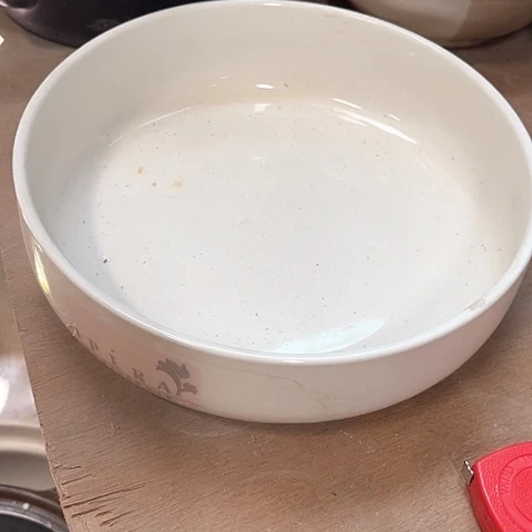 微瑕，不能明火，口径24高度6大盘一个