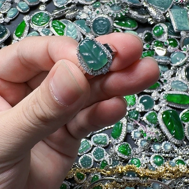 翡翠颈饰未镶嵌天然A货翡翠放漏