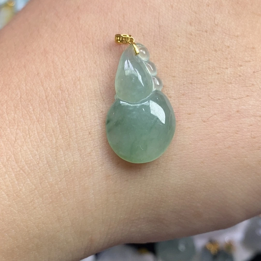 翡翠18K金镶嵌颈饰葫芦