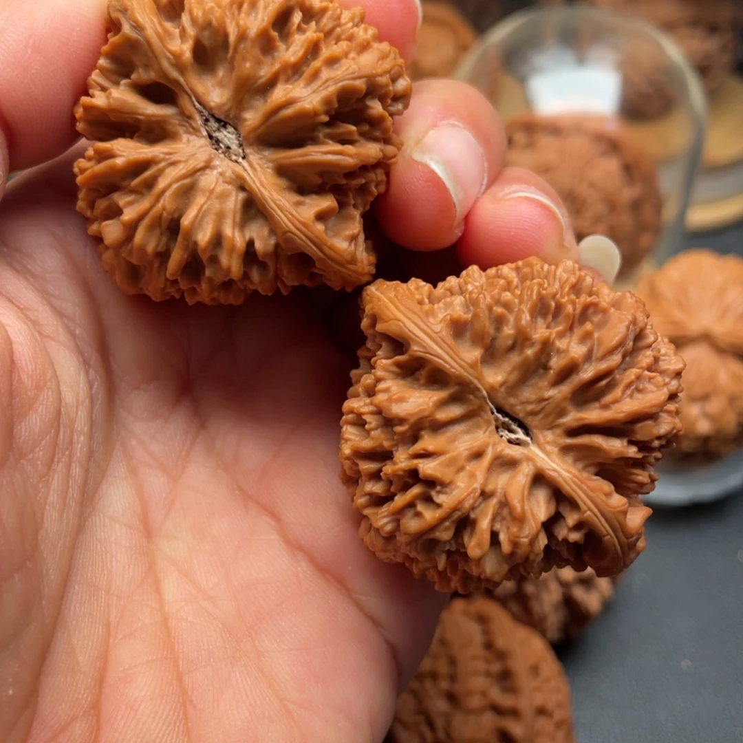 岁***珹猴头核桃吊坠满天星