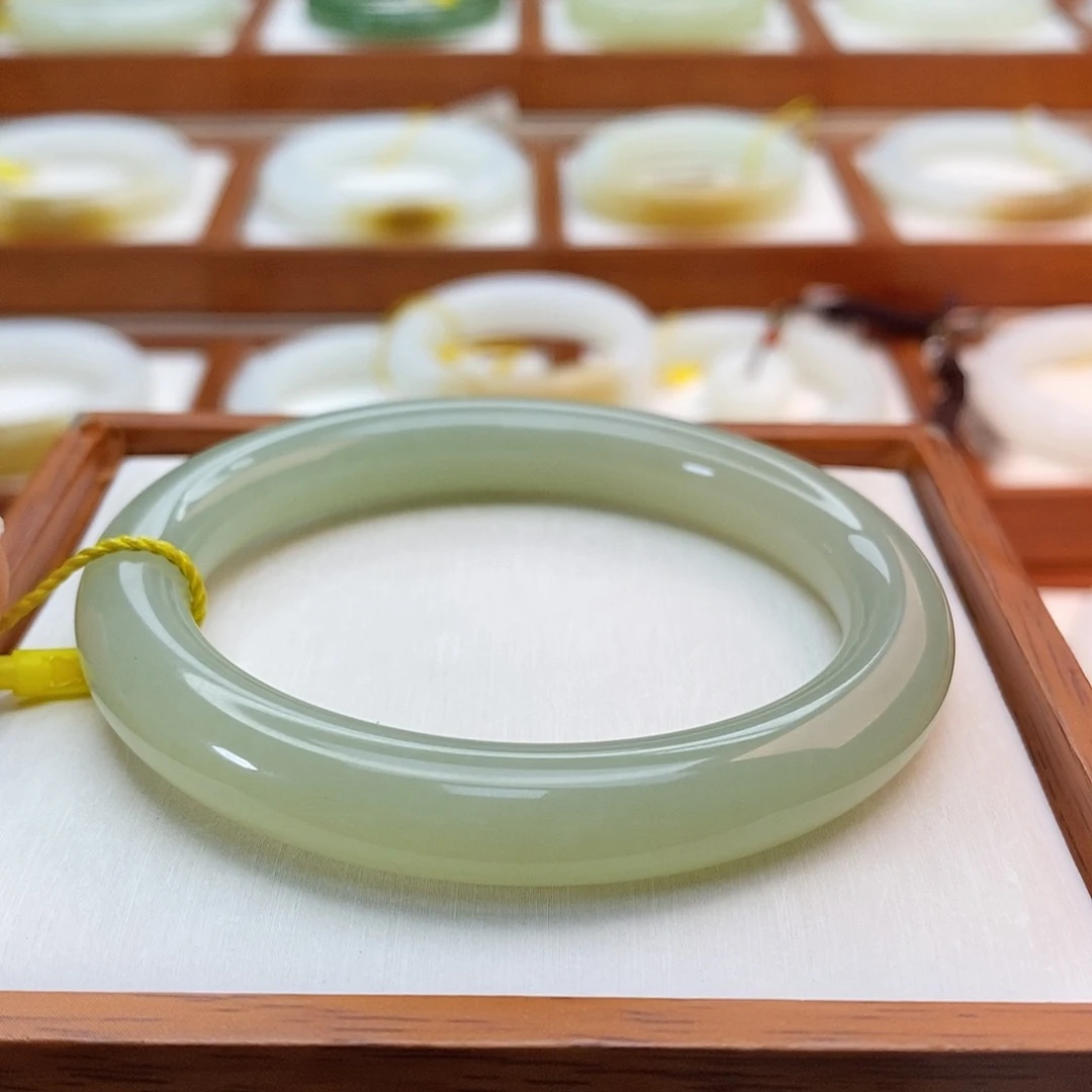 手链未镶嵌和田玉（青白玉）去****?