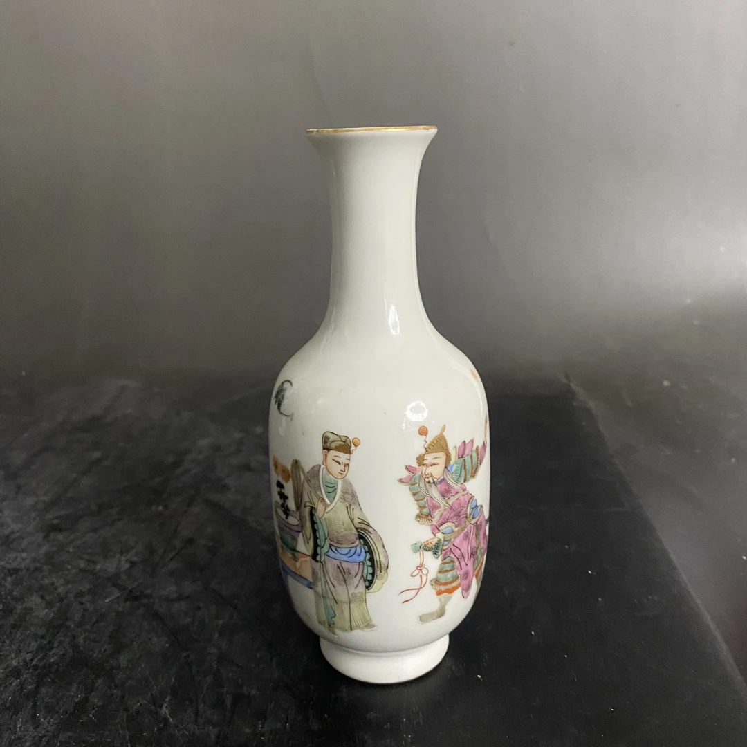 1777 粉彩人物故事赏瓶