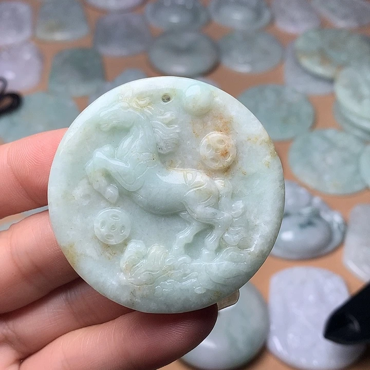 翡翠未镶嵌颈饰马