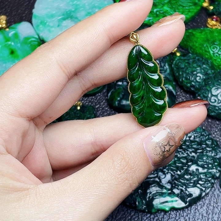 翡翠18K金镶嵌颈饰多样性