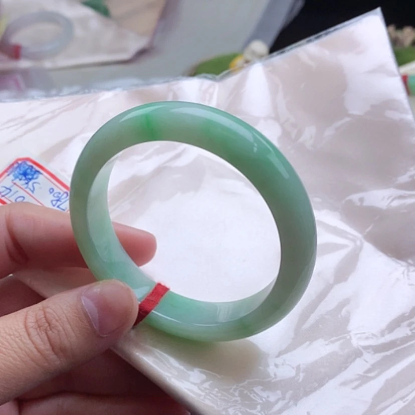【闪购商品】翡翠手镯未镶嵌5354飘绿