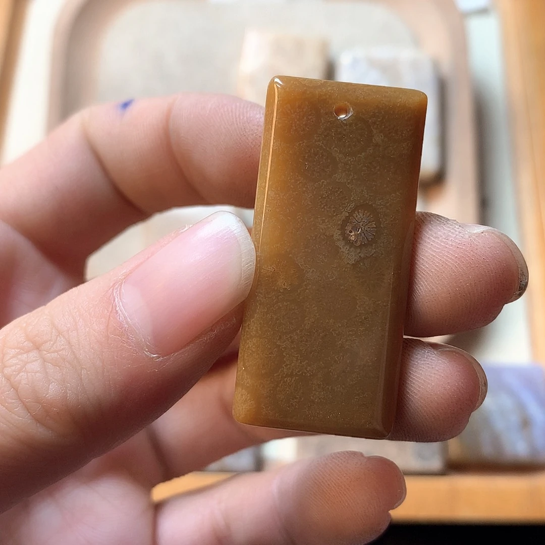 石英质玉颈饰未镶嵌福*