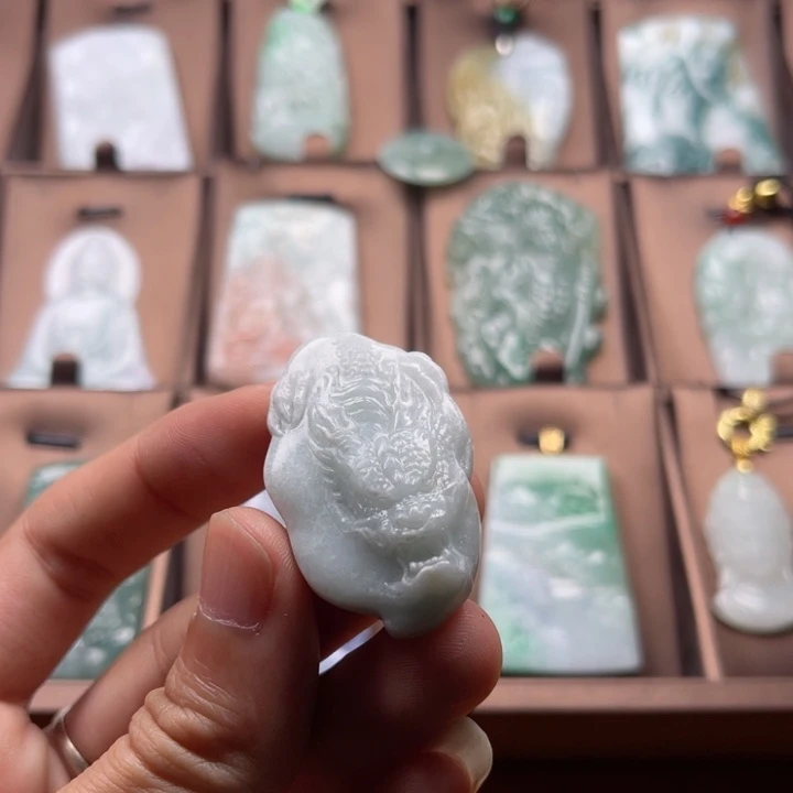 翡翠颈饰未镶嵌龙