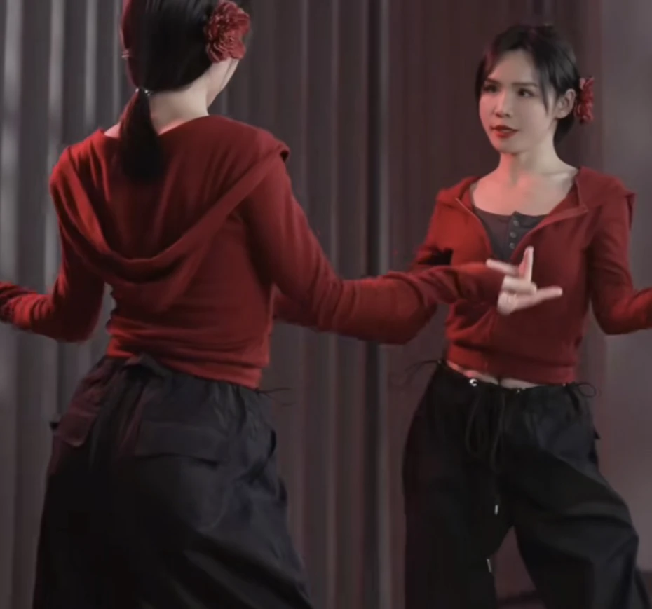 红色短款拉链连帽外套女春秋季新款甜辣显瘦时尚别致长袖2025上衣