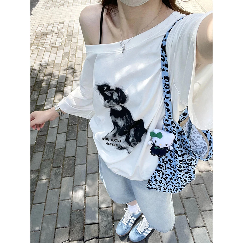 韩系小狗印花白色斜肩短袖t恤女夏季宽松慵懒风百搭辣妹露肩上衣