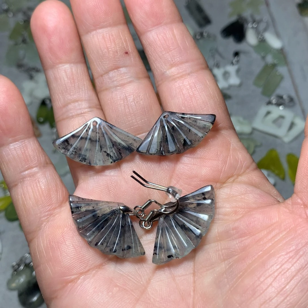 蛇纹石玉耳环未镶嵌贺*心