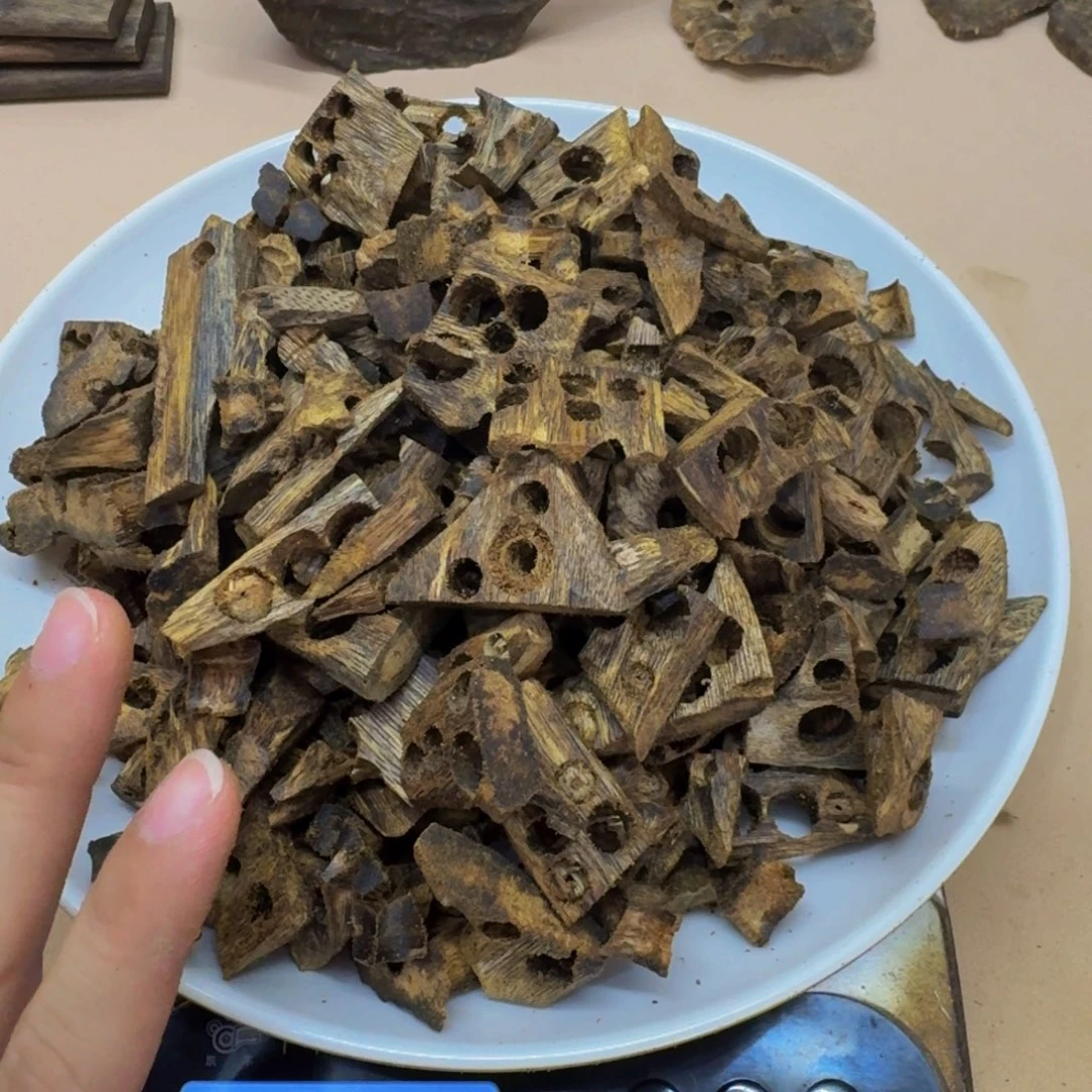 三***铭沉香沉香碎屑西瓜叶车珠料117克