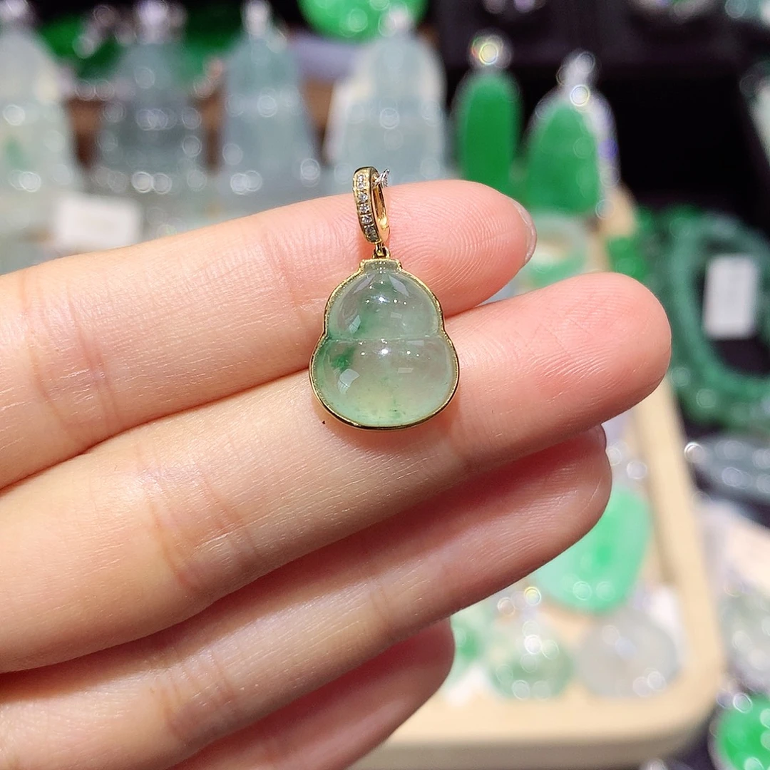 翡翠18K金镶嵌颈饰葫芦