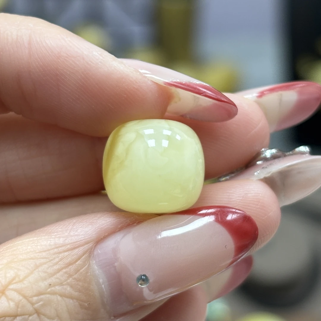 13.0*11.9mm微瑕· 小妖珠宝天然原矿琥珀蜜蜡