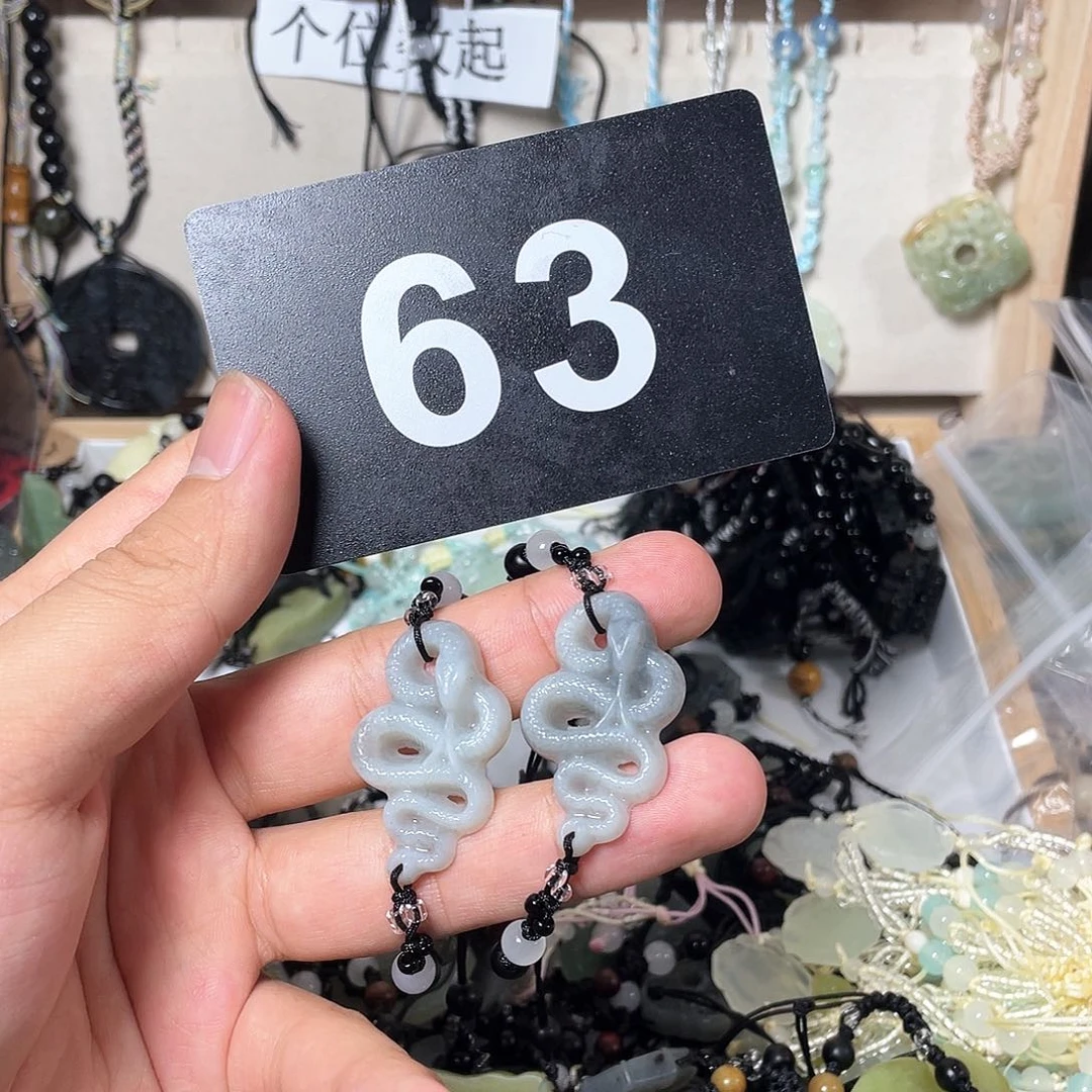 蛇纹石玉颈饰合金