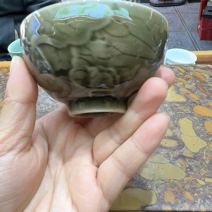 青瓷浮雕杯一个，瓷。。。