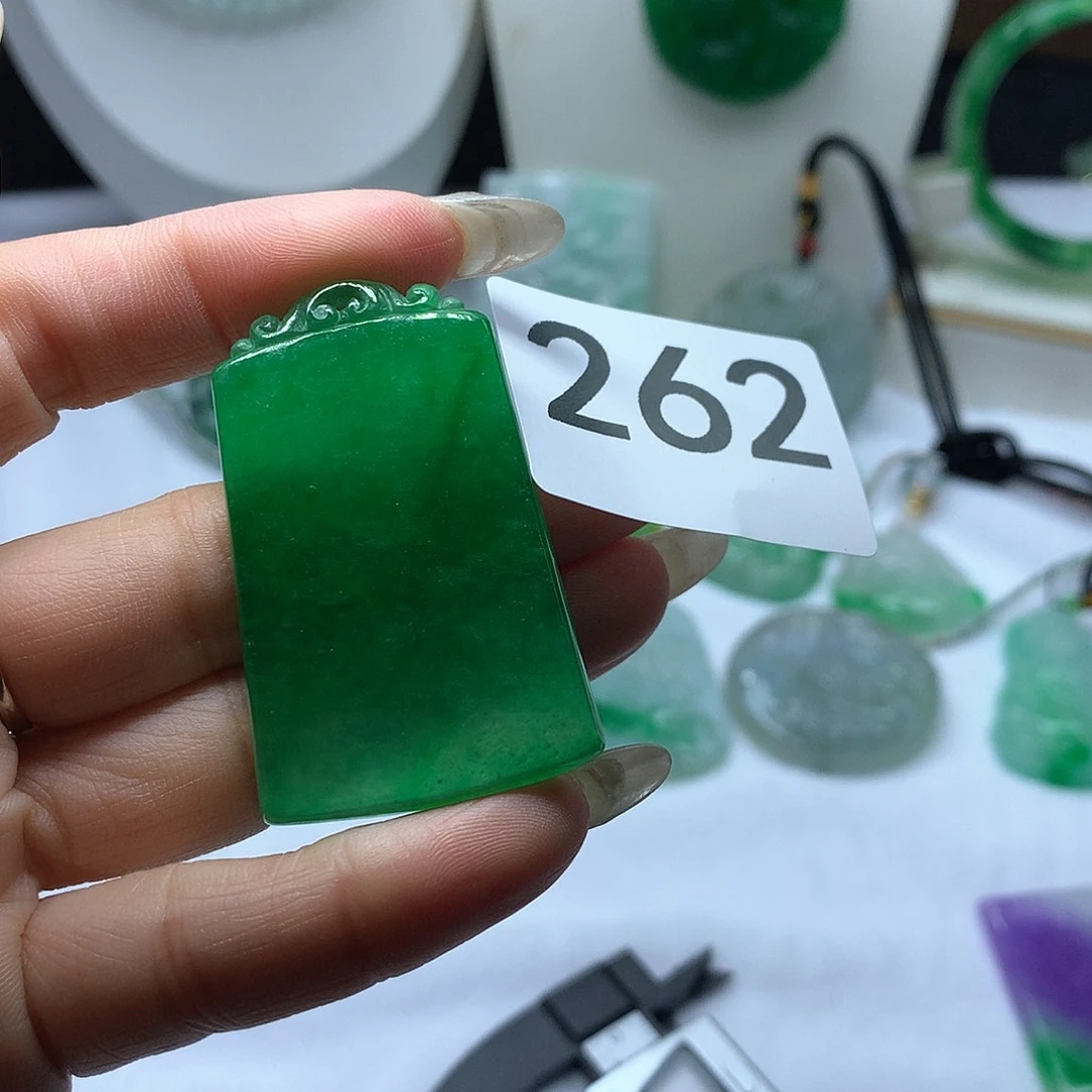 翡翠吊坠(赠链)未镶嵌