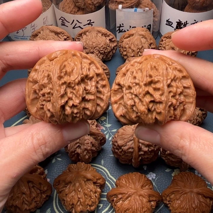 文玩核桃吊坠46白狮子