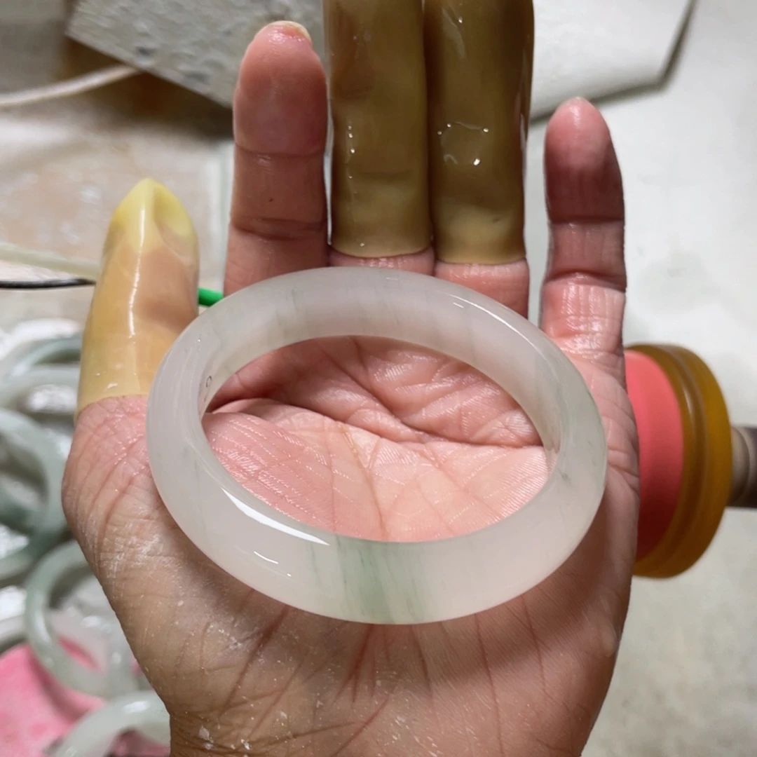 石英质玉手镯未镶嵌小*谈定制