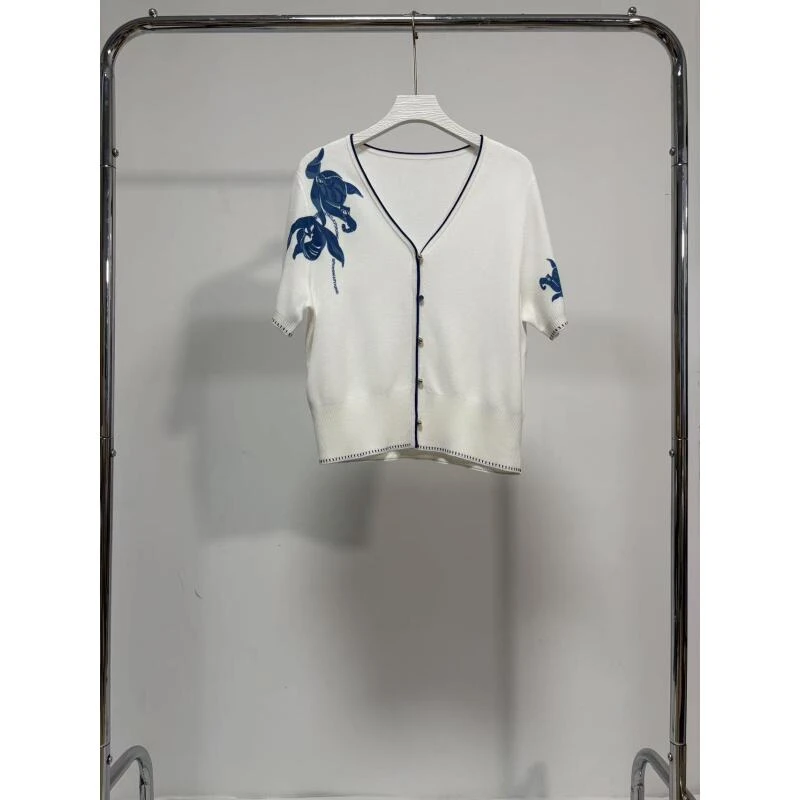 白色蓝花开衫白色蓝花开衫