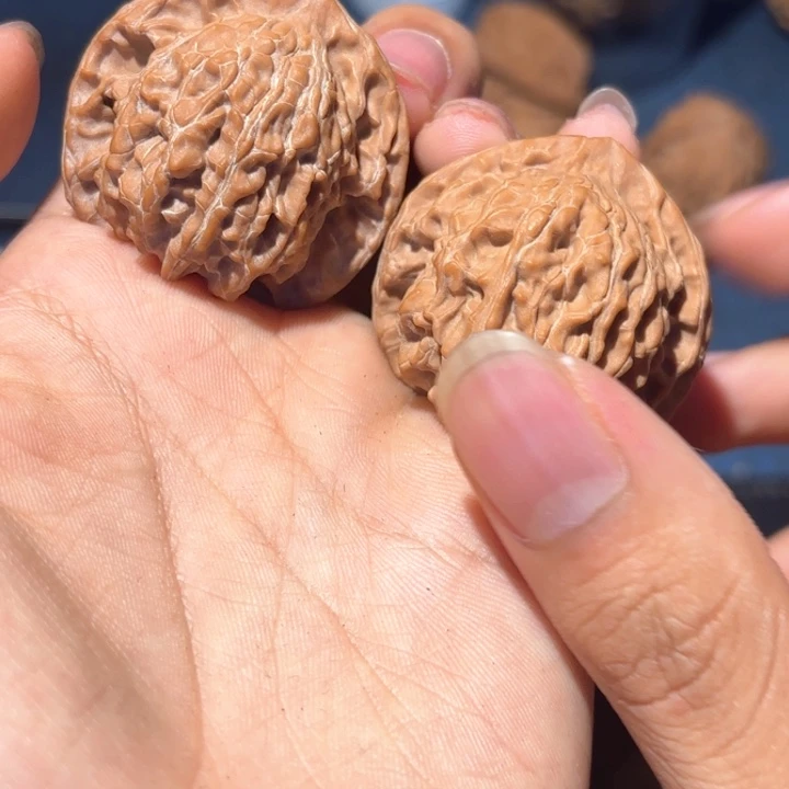 M***Z吊坠文玩核桃红皮盘山